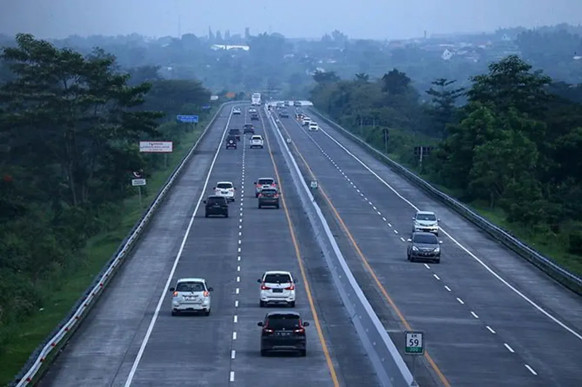 Diskon tarif tol 20% untuk mudik Lebaran 2025 siap bikin perjalanan Anda lebih hemat dan nyaman. Pastikan saldo e-toll cukup, ya! (Sumber: Pinterest)