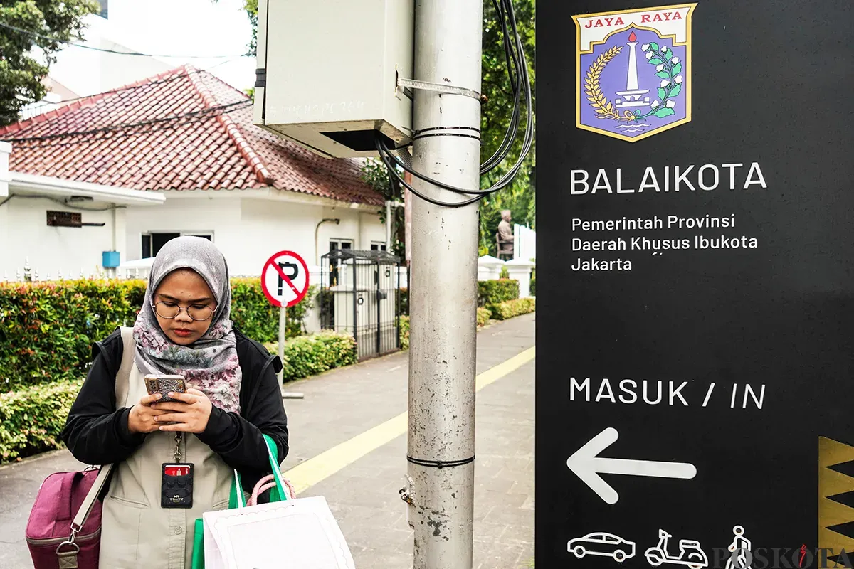 Sejumlah pegawai Aparatur Sipil Negara (ASN) menunggu kedatangan bus pada jam pulang kerja di Halte DPRD di depan komplek perkantoran Balaikota Pemerintah Provinsi (Pemprov) Jakarta, Jakarta, Senin, 24 Maret 2025. (Sumber: Poskota/Bilal Nugraha Ginanjar)