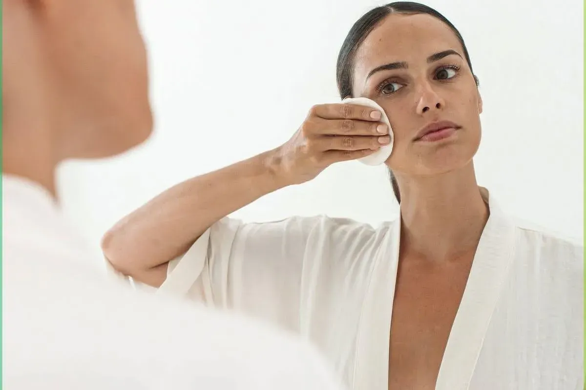 Cra bersihkan bekas makeup di wajah dengan benar. (Sumber: Pinterest)