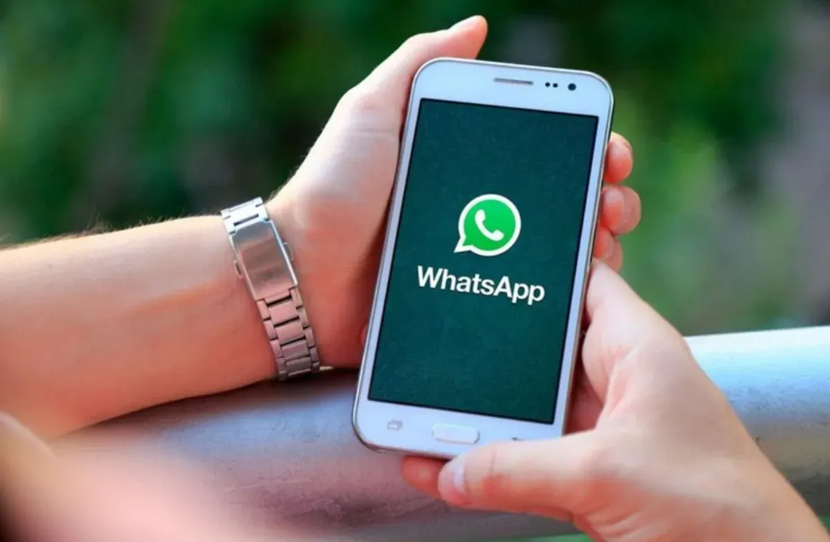Cara rekam suara telepon WhatsApp. (Sumber: Pinterest)
