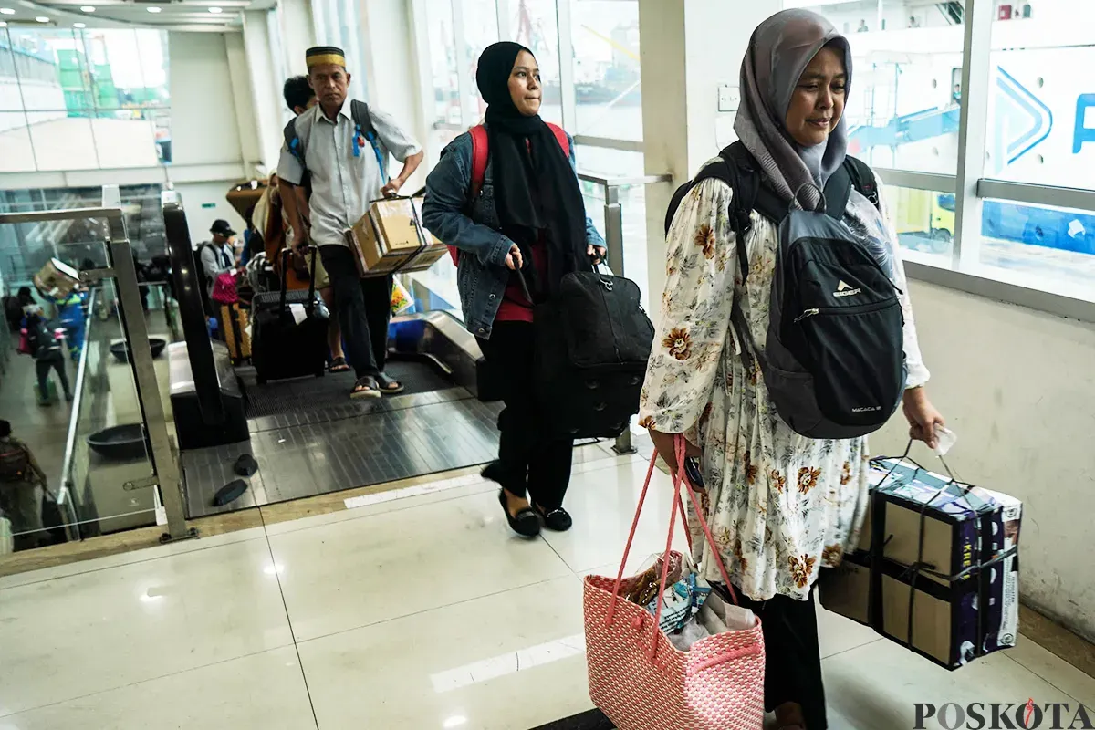 Pemudik membawa barang bawaan saat masuk ke dalam kapal Pelni KM Dobonsolo di Pelabuhan Tanjung Priok, Jakarta Utara, Selasa, 25 Maret 2025. (Sumber: Poskota/Bilal Nugraha Ginanjar)