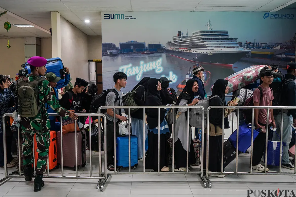 Pemudik membawa barang bawaan saat masuk ke dalam kapal Pelni KM Dobonsolo di Pelabuhan Tanjung Priok, Jakarta Utara, Selasa, 25 Maret 2025. (Sumber: Poskota/Bilal Nugraha Ginanjar)