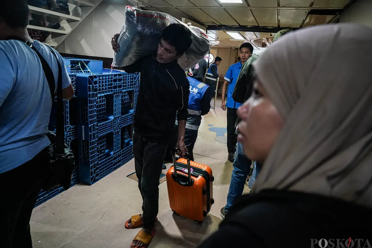 Pemudik membawa barang bawaan saat masuk ke dalam kapal Pelni KM Dobonsolo di Pelabuhan Tanjung Priok, Jakarta Utara, Selasa, 25 Maret 2025. (Sumber: Poskota/Bilal Nugraha Ginanjar)