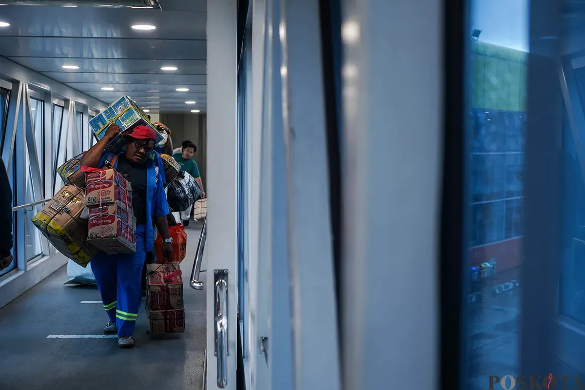Pemudik membawa barang bawaan saat masuk ke dalam kapal Pelni KM Dobonsolo di Pelabuhan Tanjung Priok, Jakarta Utara, Selasa, 25 Maret 2025. (Sumber: Poskota/Bilal Nugraha Ginanjar)
