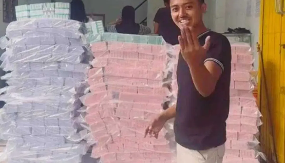 Viral video tumpukan pecahan uang baru senilai Rp2 miliar. (Sumber: Screenshots TikTok)