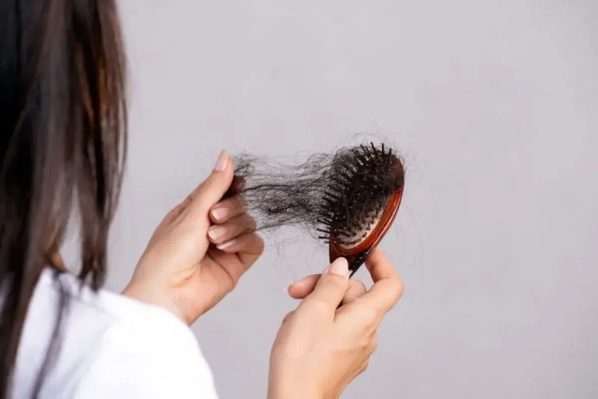 Ikuti 3 tips alami ini untuk mengurangi kerontokan dan menumbuhkan rambut lebih sehat. (Sumber: Pinterest/Moni Dep)