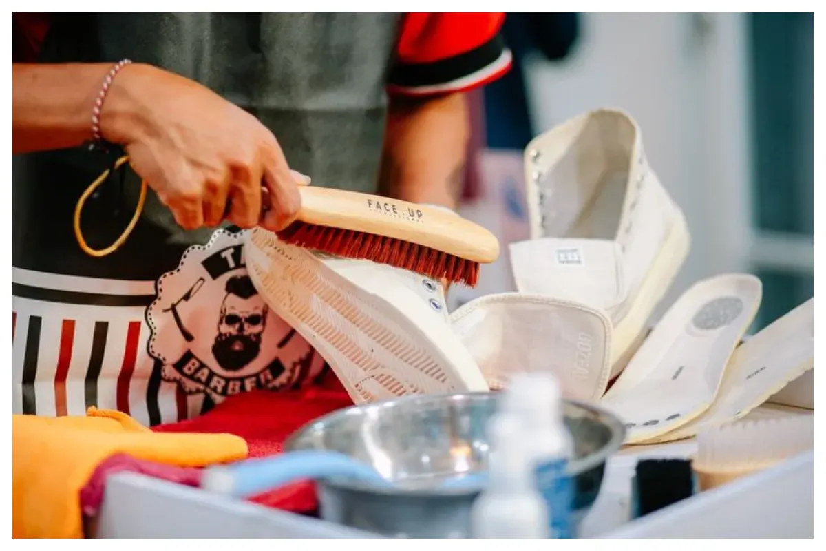 Cara hilangkan bau sepatu tanpa harus dicuci. (Sumber: Pinterest/Jasa Cuci Sepatu)