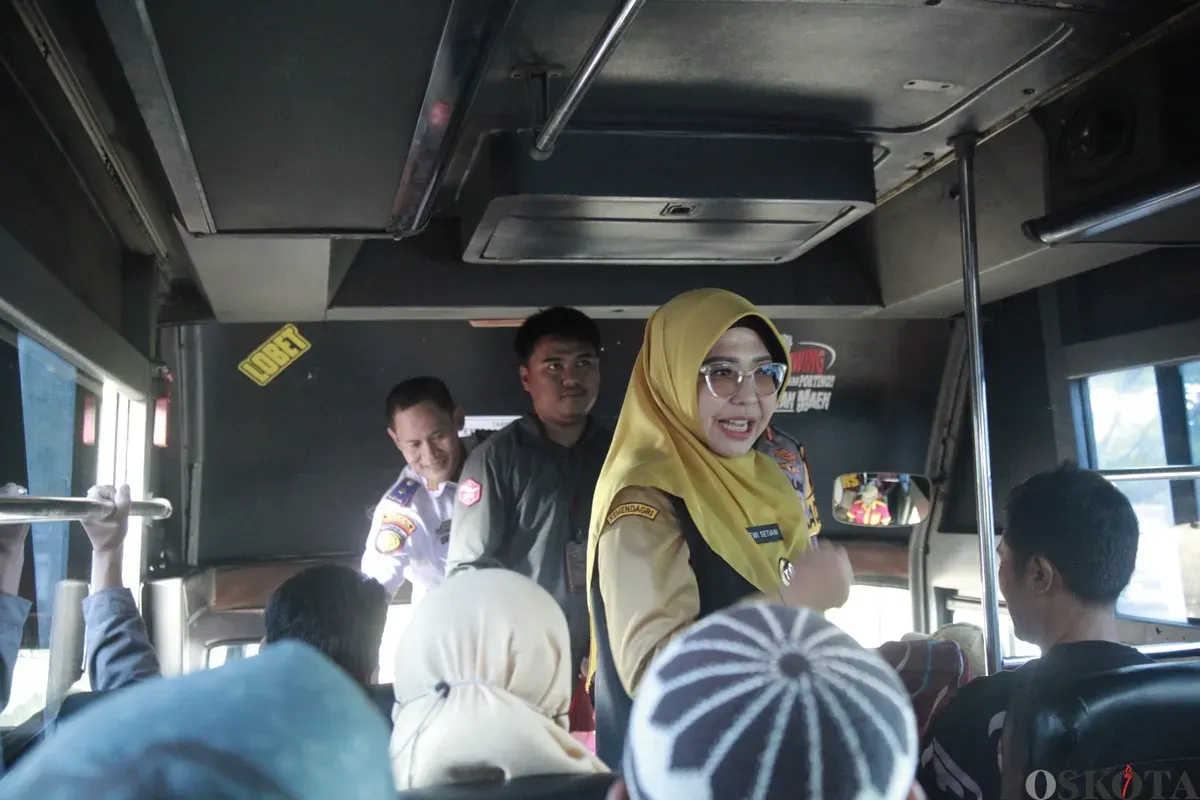 Bupati Pandeglang, Dewi Setiani saat melakukan sidak tarif angkutan umum di Terminal Kadubanen, Selasa, 25 Maret 2025. (Sumber: Poskota/Samsul Fatoni)