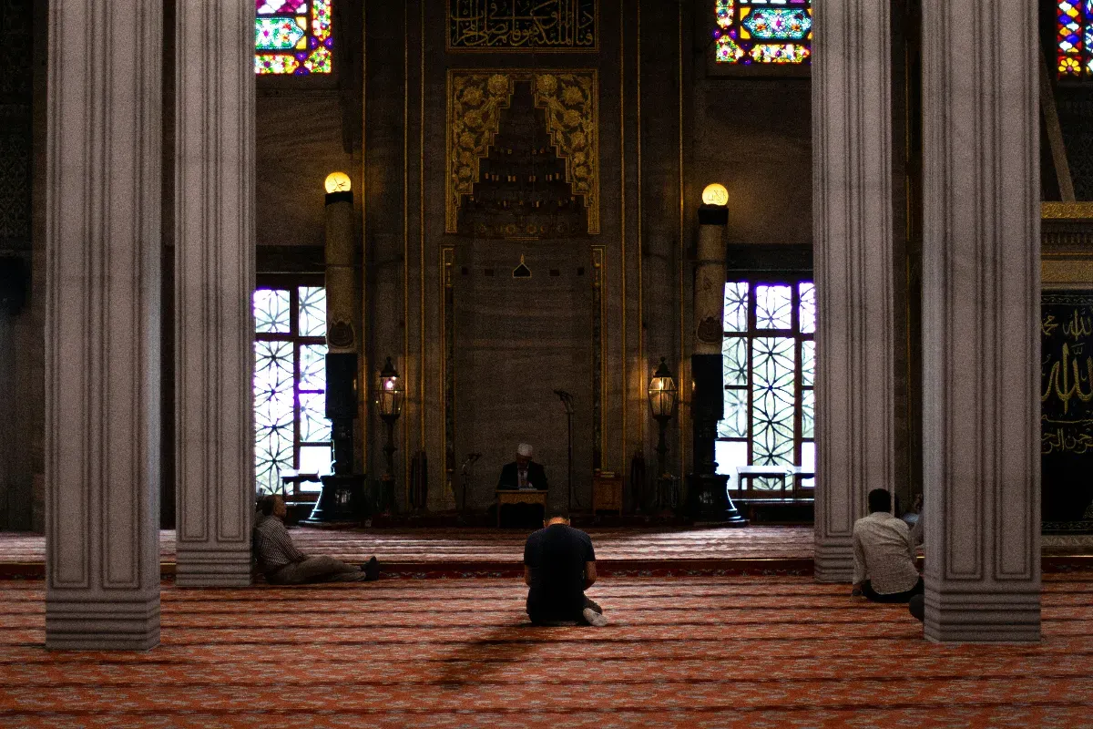 Ilustrasi i'tikaf di bulan Ramadhan. (Sumber: Unsplash/David Monje)