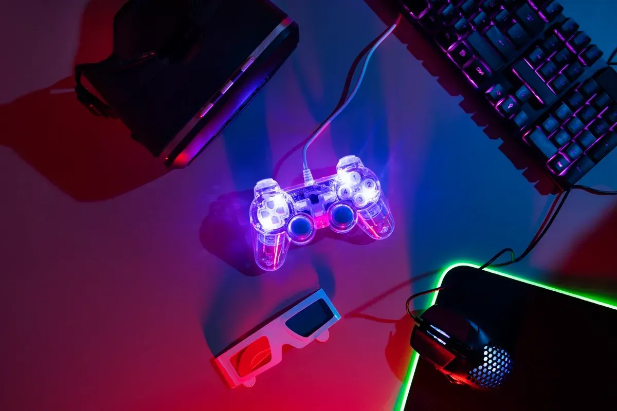 Sambungkan joystick ke laptop untuk bermain game jadi lebih seru. (Sumber: freepik.com)