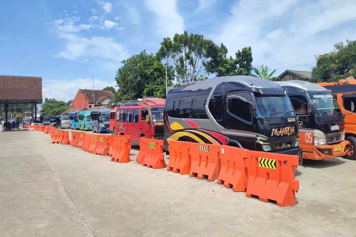 Para sopir angkutan umum AKDP jurusan Cibaliung-Serang, Sumur-Serang, dan Tamanjaya-Serang memarkirkan kendaraan mereka di Terminal Bus AKAP Tarogong, Pandeglang. (Sumber: Poskota/Samsul Fatoni)