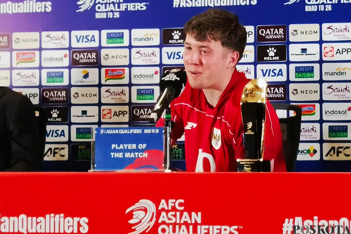 Penyerang timnas Indonesia Ole Romeny dalam jumpa pers sesaat setelah pertandingan menghadapi Bahrain, di Stadion Utama Gelora Bung Karno (SUGBK), Selasa, 25 Maret 2025. (Sumber: Poskota/Ali Mansur)