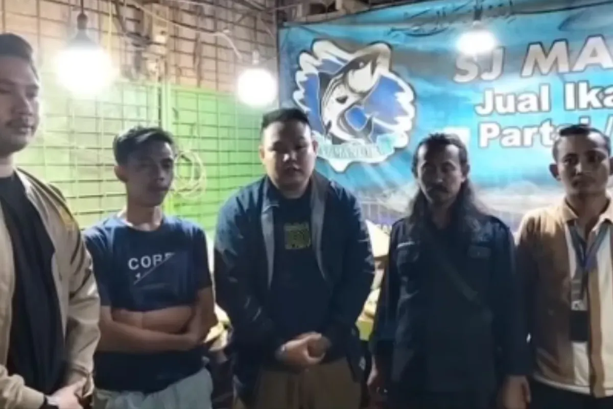 Pria berseragam pegawai Pemda Bekasi yang meminta THR Rp200 ribu ke pedagang akhirnya minta maaf. (Sumber: Tangkap Layar Instagram/@fakta.indo)