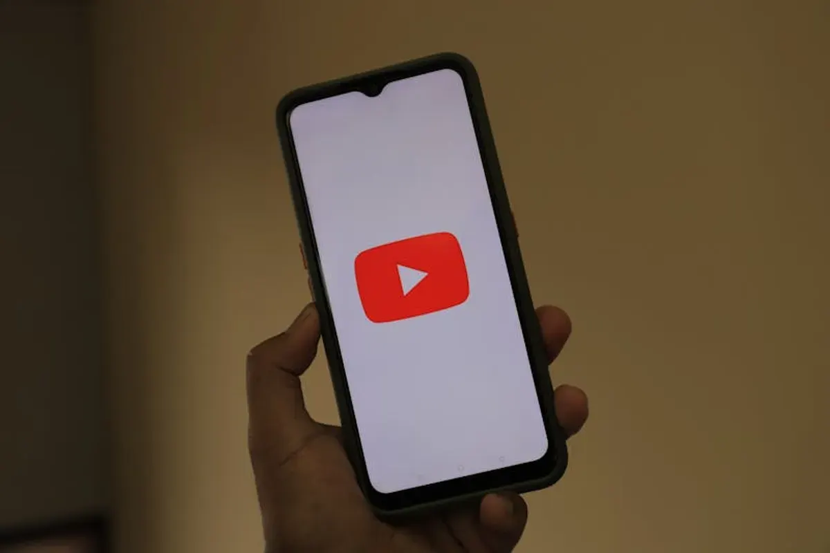 Ilustrasi YouTube yang menyediakan fitur Sleep Timer. (Sumber: Pexels/greenwish_)