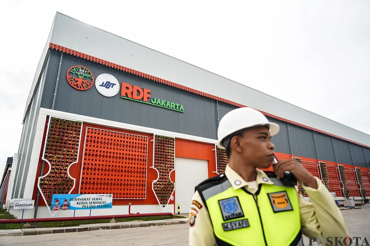 Petugas keamanan berjaga di RDF Plant Rorotan, Jakarta Utara, Selasa, 25 Maret 2025. (Sumber: Poskota/Bilal Nugraha Ginanjar)