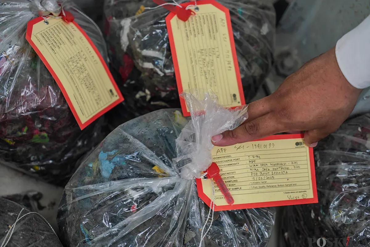 Petugas keamanan berjaga di RDF Plant Rorotan, Jakarta Utara, Selasa, 25 Maret 2025. (Sumber: Poskota/Bilal Nugraha Ginanjar)