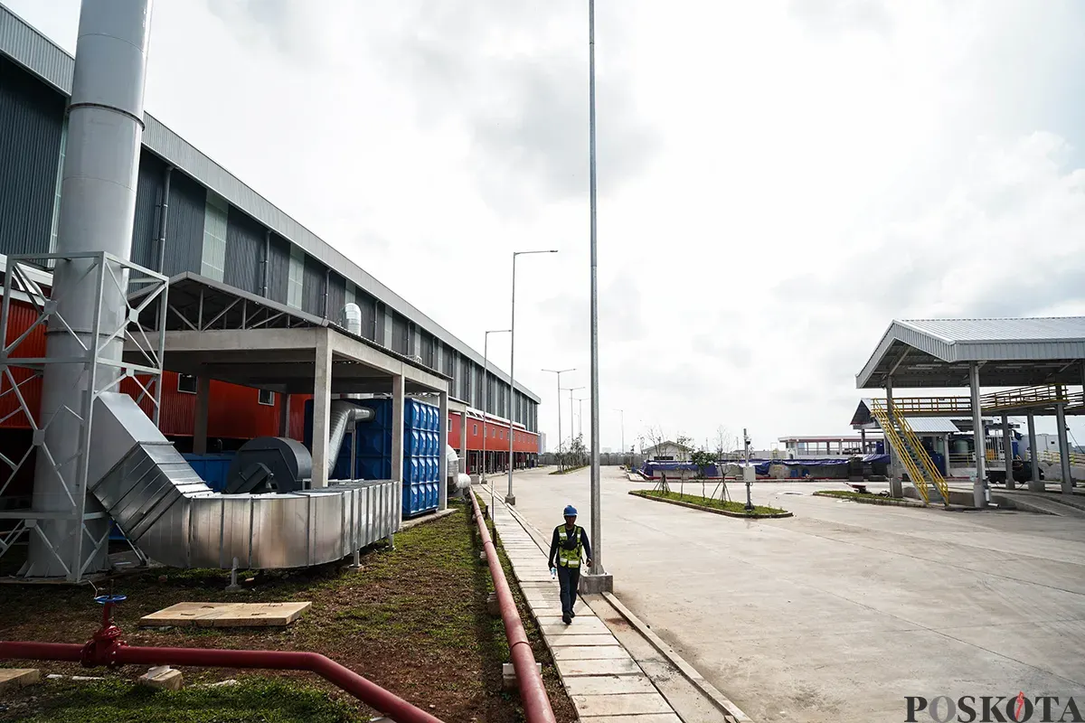 Petugas keamanan berjaga di RDF Plant Rorotan, Jakarta Utara, Selasa, 25 Maret 2025. (Sumber: Poskota/Bilal Nugraha Ginanjar)