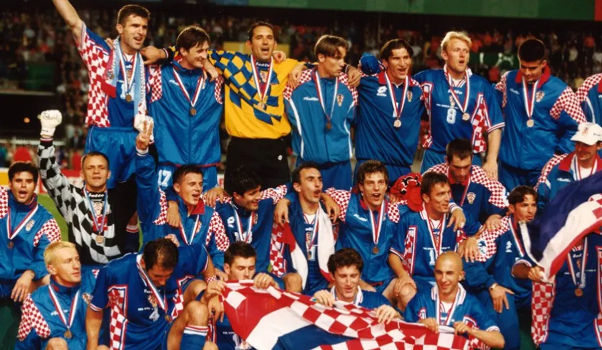 Negara debutan di Piala Dunia 1998 yakni Timnas Kroasia berhasil menjadi juara tiga turnamen. (Sumber: X/@90sfootballs)