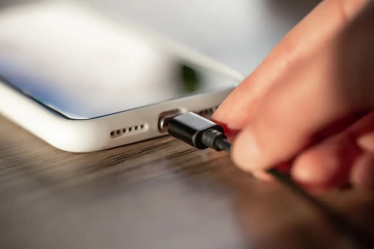 Ilustrasi. Tips merawat kabel charger agar awet dan tidak mudah rusak. (Sumber: Freepik/pvproductions)