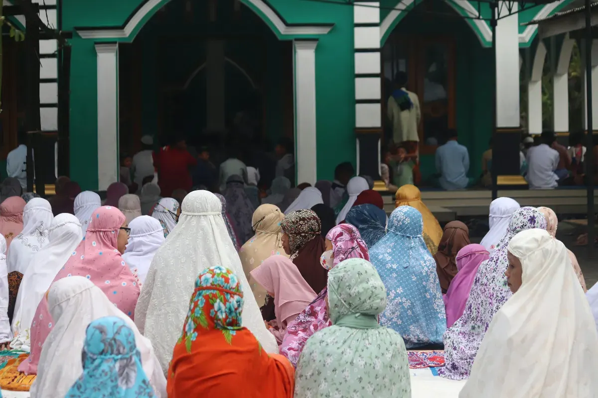 Ilustrasi sholat Idulfitri di Indonesia. (Sumber: Unsplash/Mufid Majnun)