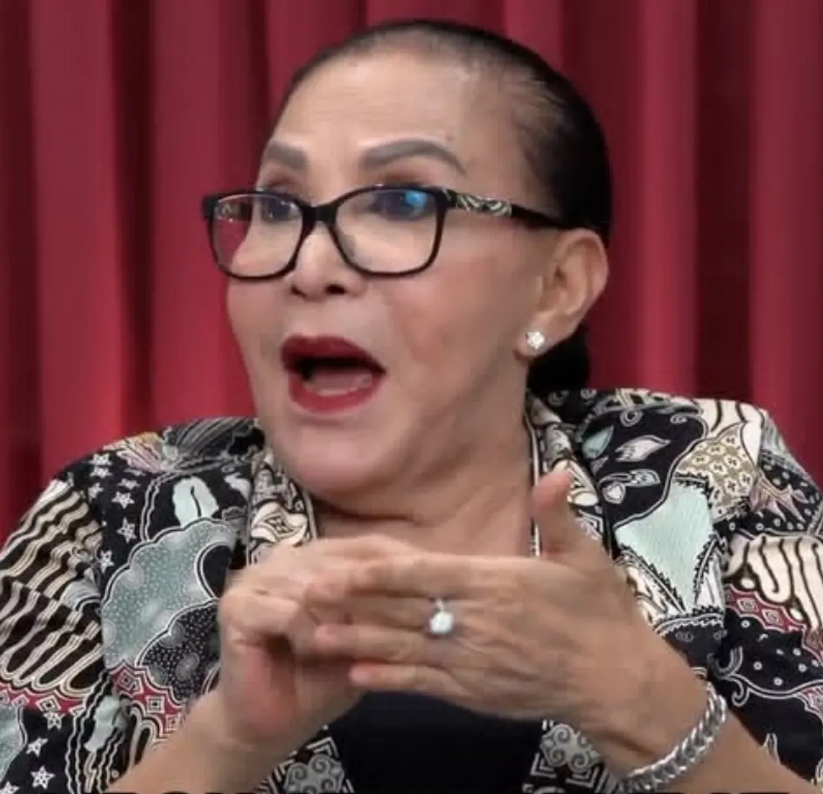 Mpok Atiek dilarikan ke IGD akibat batuk parah dan lonjakan gula darah hingga 484. Ia juga mengalami sesak napas. (Sumber: Capture Instagram Mpok Atiek)