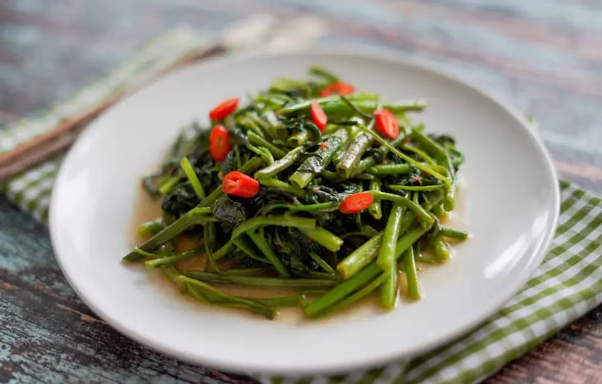 3 tips menumis kangkung agar daunnya tetap hijau ala restoran. (Sumber: Dok/royco.co.id)