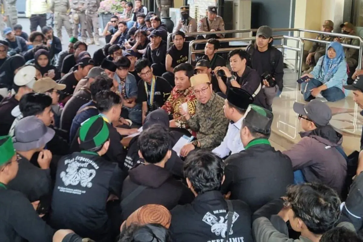 Aksi demo tolak UU TNI di Sidoarjo berlangsung damai. (Sumber: X/usexnoytka)