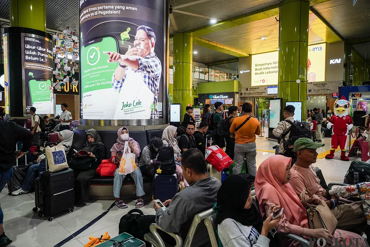 Aktivitas sejumlah penumpang mulai dari ruang tunggu antrean hingga mendapatkan pelayanan usai memasuki gerbong Kereta Api Bima tujuan Surabaya Gubeng di Stasiun Gambir, Jakarta, Rabu, 26 Maret 2025. (Sumber: Poskota/Bilal Nugraha Ginanjar)