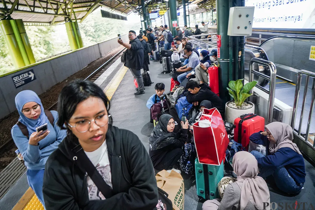Aktivitas sejumlah penumpang mulai dari ruang tunggu antrean hingga mendapatkan pelayanan usai memasuki gerbong Kereta Api Bima tujuan Surabaya Gubeng di Stasiun Gambir, Jakarta, Rabu, 26 Maret 2025. (Sumber: Poskota/Bilal Nugraha Ginanjar)