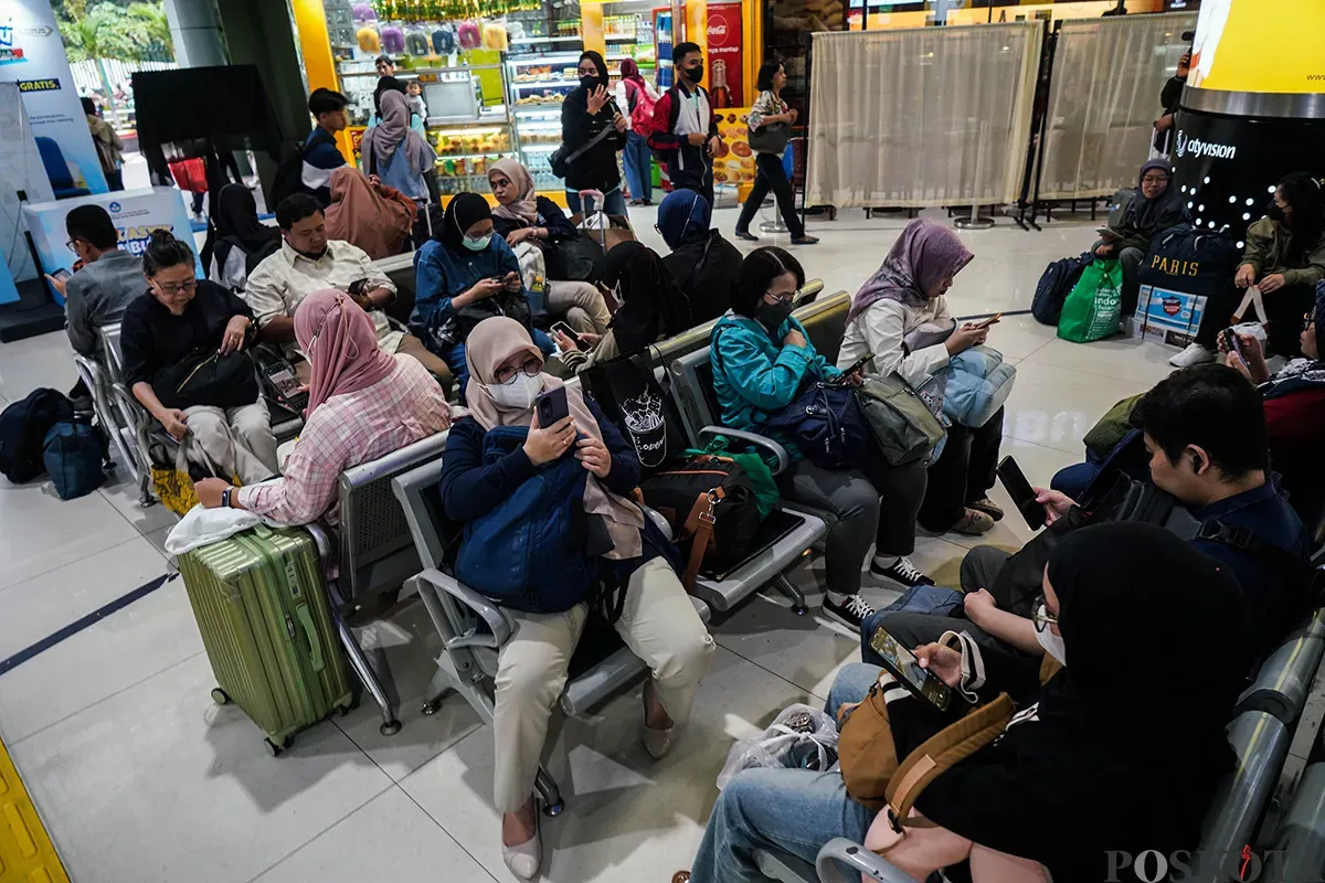 Aktivitas sejumlah penumpang mulai dari ruang tunggu antrean hingga mendapatkan pelayanan usai memasuki gerbong Kereta Api Bima tujuan Surabaya Gubeng di Stasiun Gambir, Jakarta, Rabu, 26 Maret 2025. (Sumber: Poskota/Bilal Nugraha Ginanjar)