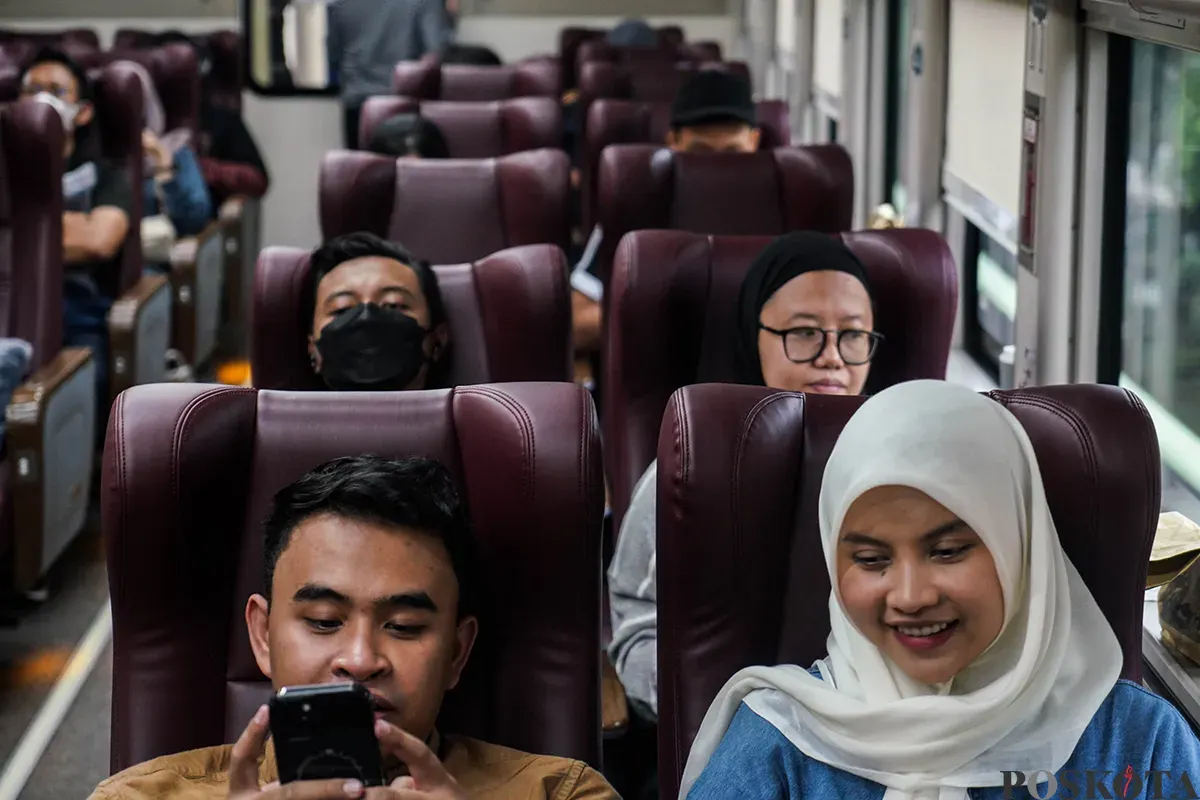 Aktivitas sejumlah penumpang mulai dari ruang tunggu antrean hingga mendapatkan pelayanan usai memasuki gerbong Kereta Api Bima tujuan Surabaya Gubeng di Stasiun Gambir, Jakarta, Rabu, 26 Maret 2025. (Sumber: Poskota/Bilal Nugraha Ginanjar)