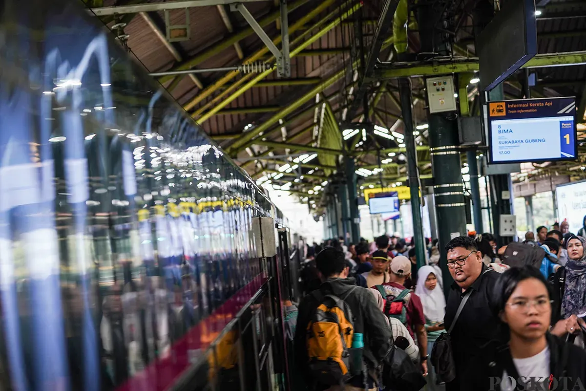 Aktivitas sejumlah penumpang mulai dari ruang tunggu antrean hingga mendapatkan pelayanan usai memasuki gerbong Kereta Api Bima tujuan Surabaya Gubeng di Stasiun Gambir, Jakarta, Rabu, 26 Maret 2025. (Sumber: Poskota/Bilal Nugraha Ginanjar)