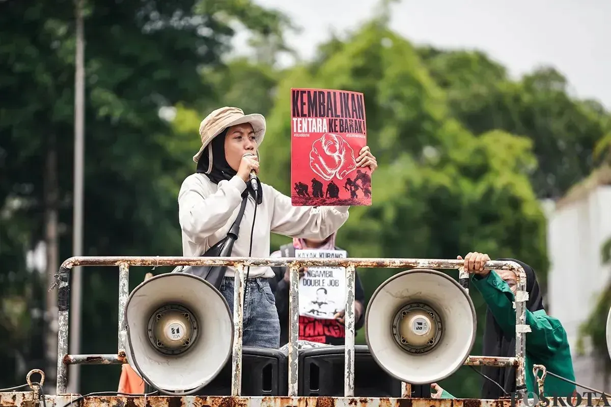 Massa melakukan aksi unjuk rasa di depan Gedung DPR RI, Senayan, Jakarta, Kamis, 20 Maret 2025. (Sumber: Poskota/Bilal Nugraha Ginanjar)