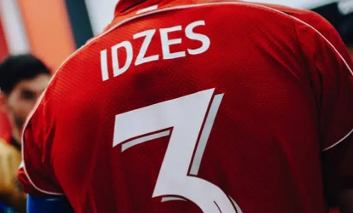 Jersey dengan nama Jay Idzes saat ini menjadi yang paling banyak dicari dalam penjualan jersey Timnas Indonesia. (Sumber: Instagram/@jayidzes)