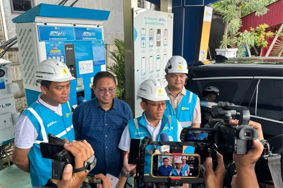 Manager PLN UP3 Pondok Gede Yusra Helmi, General Manager PLN UID Jakarta Raya Lasiran, Marketing Rest Area KM 6B Maris Pandi, dan Senior Manager Niaga Inu Suprianto di Rest Area KM 6B, Rabu, 26 Maret 2025. (Sumber: Dok. PLN UID Jakarta Raya)