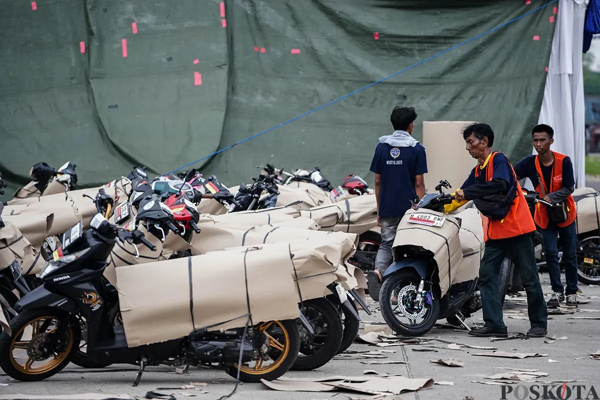 Petugas melayani proses pendaftaran para calon pemudik hingga mengemas sepeda motor milik peserta Mudik Motor Gratis (Motis) Lebaran 2025 di Stasiun Jakarta Gudang, Kampung Bandan, Jakarta, Rabu, 26 Maret 2025. (Sumber: Poskota/Bilal Nugraha Ginanjar)