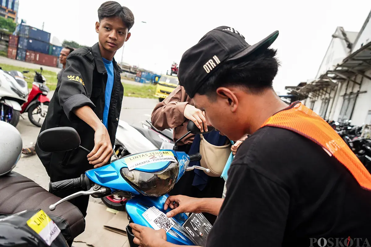 Petugas melayani proses pendaftaran para calon pemudik hingga mengemas sepeda motor milik peserta Mudik Motor Gratis (Motis) Lebaran 2025 di Stasiun Jakarta Gudang, Kampung Bandan, Jakarta, Rabu, 26 Maret 2025. (Sumber: Poskota/Bilal Nugraha Ginanjar)