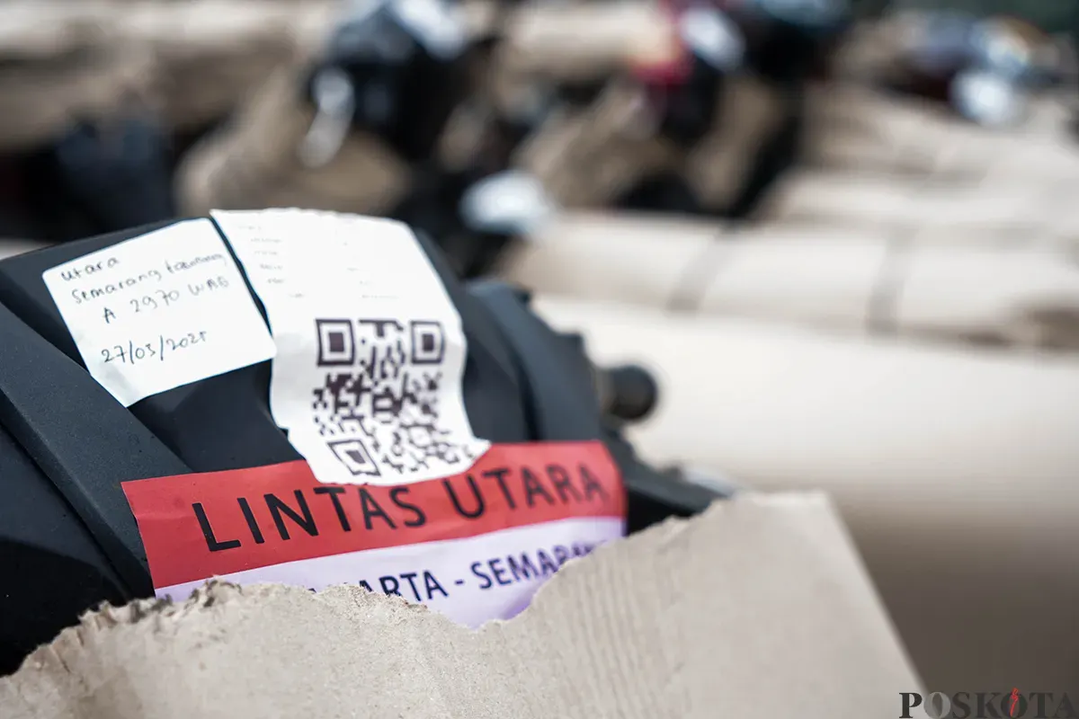 Petugas melayani proses pendaftaran para calon pemudik hingga mengemas sepeda motor milik peserta Mudik Motor Gratis (Motis) Lebaran 2025 di Stasiun Jakarta Gudang, Kampung Bandan, Jakarta, Rabu, 26 Maret 2025. (Sumber: Poskota/Bilal Nugraha Ginanjar)