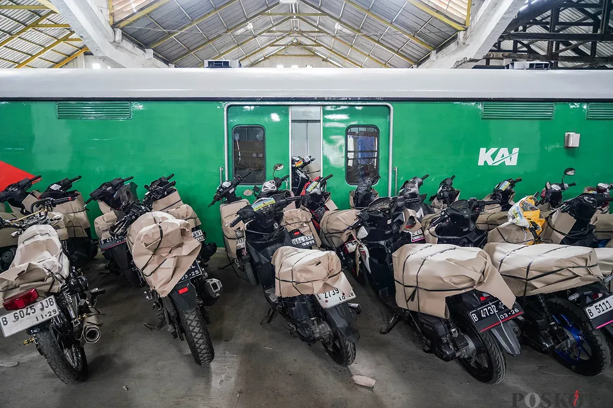 Petugas melayani proses pendaftaran para calon pemudik hingga mengemas sepeda motor milik peserta Mudik Motor Gratis (Motis) Lebaran 2025 di Stasiun Jakarta Gudang, Kampung Bandan, Jakarta, Rabu, 26 Maret 2025. (Sumber: Poskota/Bilal Nugraha Ginanjar)