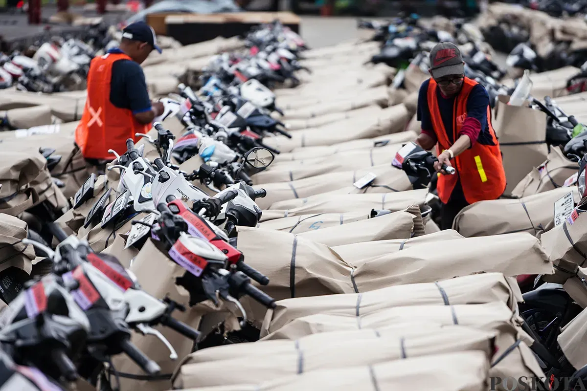 Petugas melayani proses pendaftaran para calon pemudik hingga mengemas sepeda motor milik peserta Mudik Motor Gratis (Motis) Lebaran 2025 di Stasiun Jakarta Gudang, Kampung Bandan, Jakarta, Rabu, 26 Maret 2025. (Sumber: Poskota/Bilal Nugraha Ginanjar)