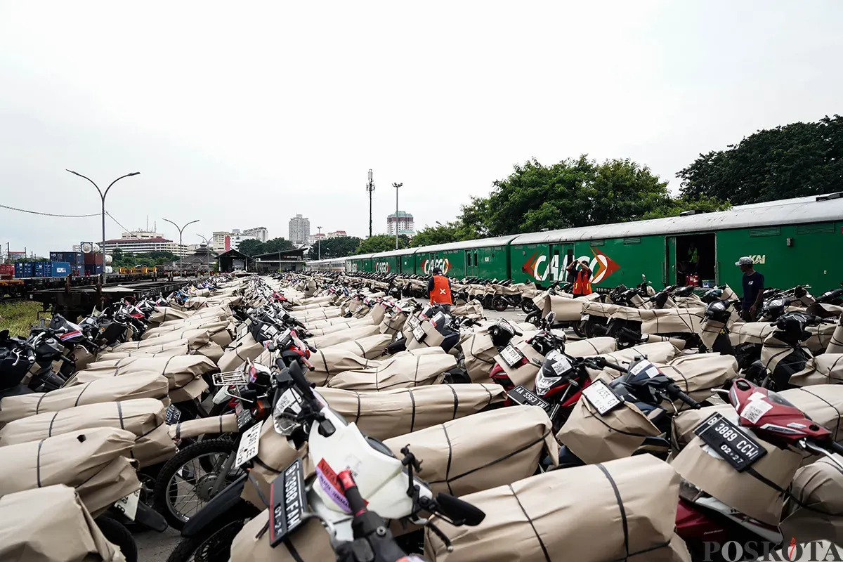 Petugas melayani proses pendaftaran para calon pemudik hingga mengemas sepeda motor milik peserta Mudik Motor Gratis (Motis) Lebaran 2025 di Stasiun Jakarta Gudang, Kampung Bandan, Jakarta, Rabu, 26 Maret 2025. (Sumber: Poskota/Bilal Nugraha Ginanjar)