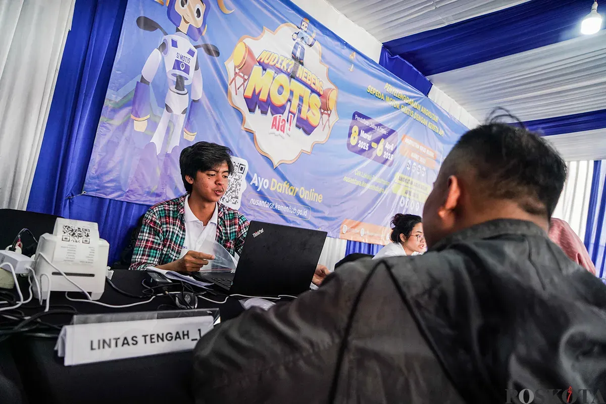 Petugas melayani proses pendaftaran para calon pemudik hingga mengemas sepeda motor milik peserta Mudik Motor Gratis (Motis) Lebaran 2025 di Stasiun Jakarta Gudang, Kampung Bandan, Jakarta, Rabu, 26 Maret 2025. (Sumber: Poskota/Bilal Nugraha Ginanjar)