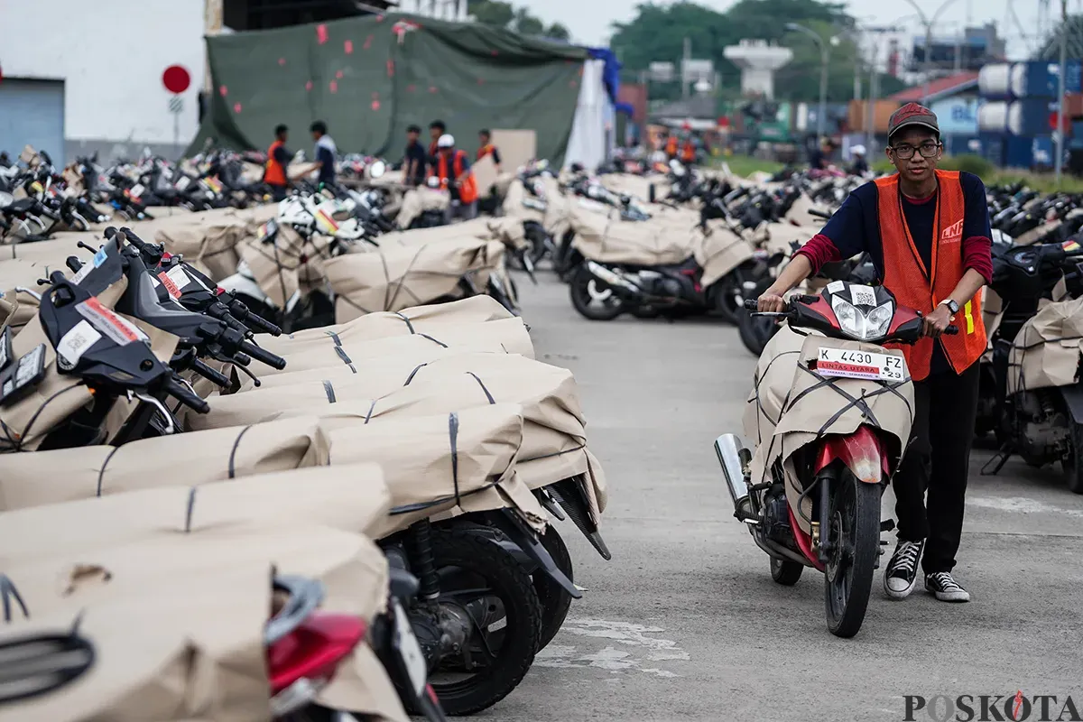 Petugas melayani proses pendaftaran para calon pemudik hingga mengemas sepeda motor milik peserta Mudik Motor Gratis (Motis) Lebaran 2025 di Stasiun Jakarta Gudang, Kampung Bandan, Jakarta, Rabu, 26 Maret 2025. (Sumber: Poskota/Bilal Nugraha Ginanjar)