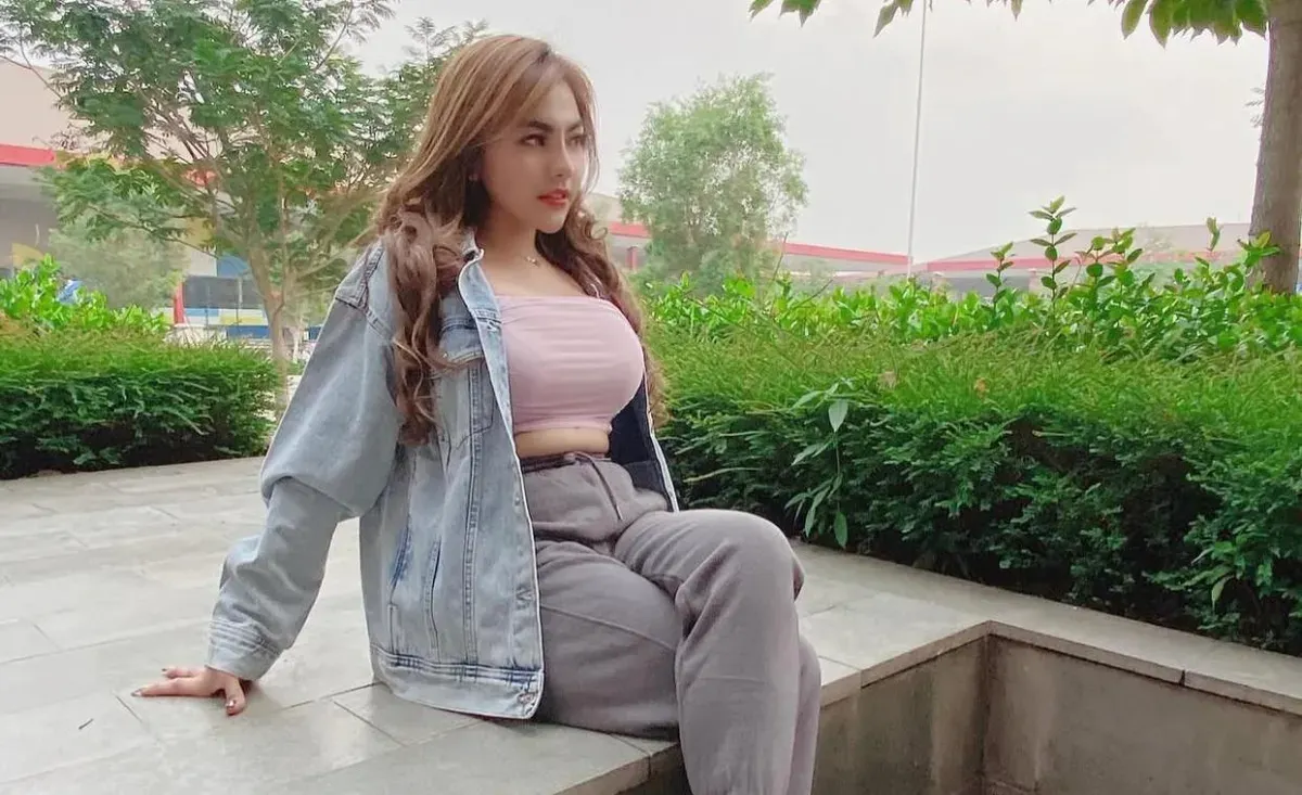 Lisa Mariana yang tengah menjadi sorotan karena muncul dengan klaim bahwa dirinya memiliki seorang anak dari mantan Gubernur Jawa Barat, Ridwan Kamil. (Sumber: Instagram/@lisamarianaaa)