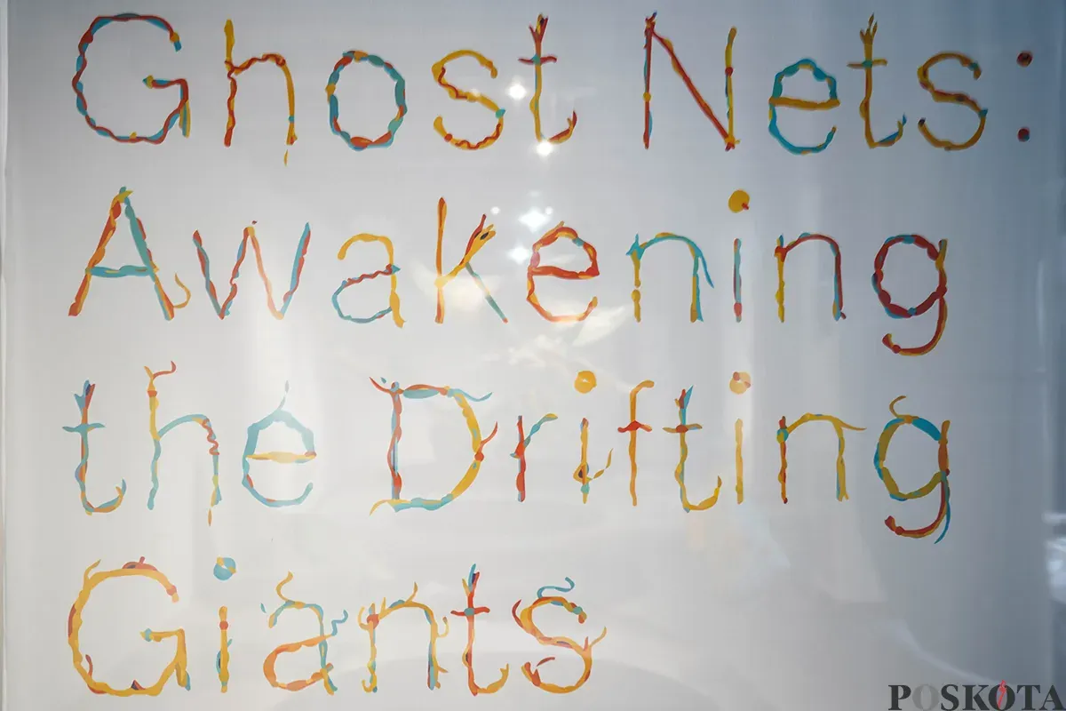 Pengunjung mengamati instalasi patung tenun yang terbuat dari sampah yang didapat dari laut dalam pameran Ghost Nets: Awakening The Drifting Giants di Museum Bahari, Jakarta, Rabu, 26 Maret 2025. (Sumber: Poskota/Bilal Nugraha Ginanjar)