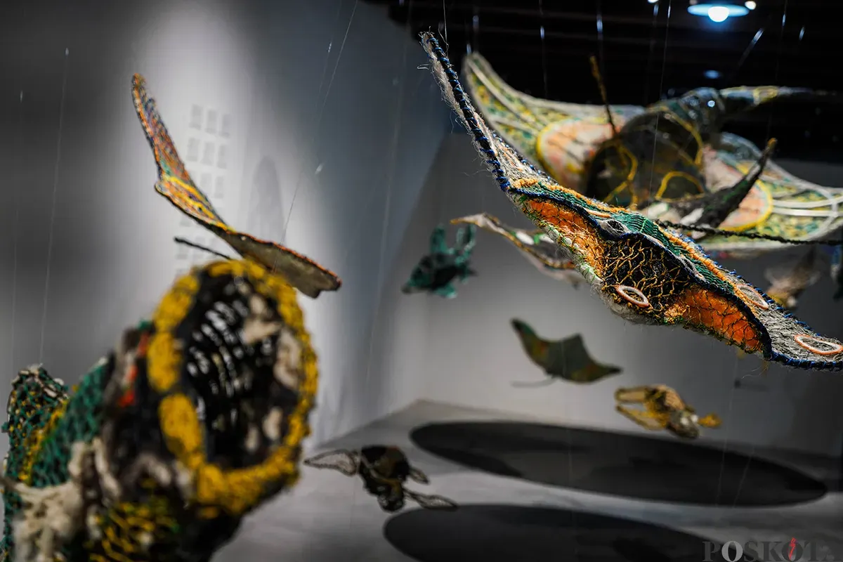 Pengunjung mengamati instalasi patung tenun yang terbuat dari sampah yang didapat dari laut dalam pameran Ghost Nets: Awakening The Drifting Giants di Museum Bahari, Jakarta, Rabu, 26 Maret 2025. (Sumber: Poskota/Bilal Nugraha Ginanjar)