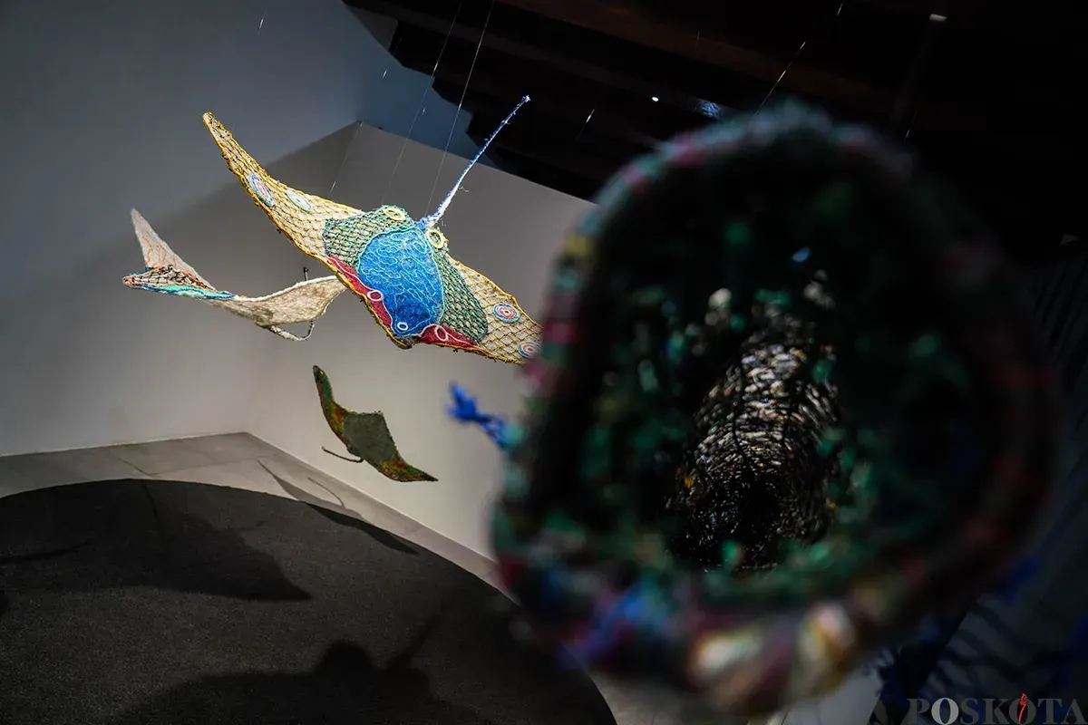 Pengunjung mengamati instalasi patung tenun yang terbuat dari sampah yang didapat dari laut dalam pameran Ghost Nets: Awakening The Drifting Giants di Museum Bahari, Jakarta, Rabu, 26 Maret 2025. (Sumber: Poskota/Bilal Nugraha Ginanjar)