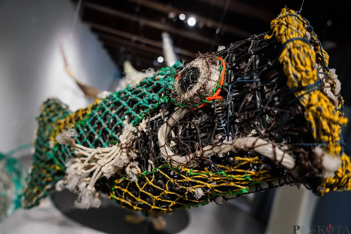 Pengunjung mengamati instalasi patung tenun yang terbuat dari sampah yang didapat dari laut dalam pameran Ghost Nets: Awakening The Drifting Giants di Museum Bahari, Jakarta, Rabu, 26 Maret 2025. (Sumber: Poskota/Bilal Nugraha Ginanjar)