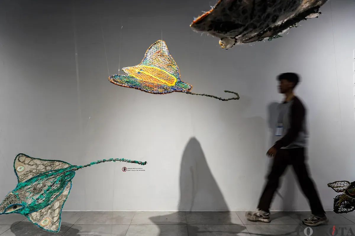 Pengunjung mengamati instalasi patung tenun yang terbuat dari sampah yang didapat dari laut dalam pameran Ghost Nets: Awakening The Drifting Giants di Museum Bahari, Jakarta, Rabu, 26 Maret 2025. (Sumber: Poskota/Bilal Nugraha Ginanjar)