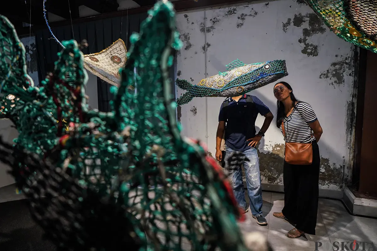 Pengunjung mengamati instalasi patung tenun yang terbuat dari sampah yang didapat dari laut dalam pameran Ghost Nets: Awakening The Drifting Giants di Museum Bahari, Jakarta, Rabu, 26 Maret 2025. (Sumber: Poskota/Bilal Nugraha Ginanjar)